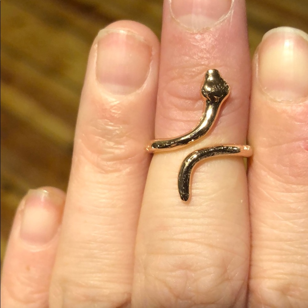 Gold toned snake midi ring 🐍 very unique! 💛